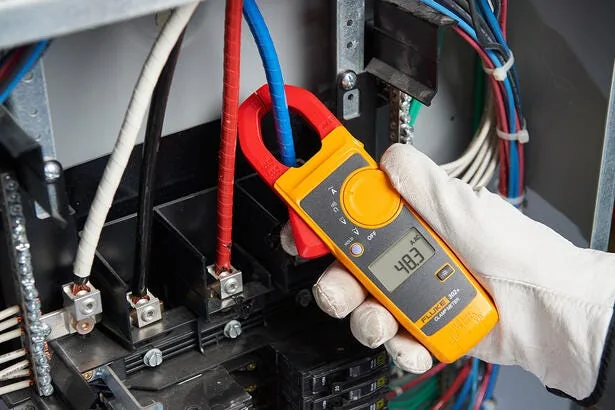 Fluke 302+ clamp meter image 2