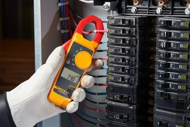 Fluke 302+ clamp meter image 3